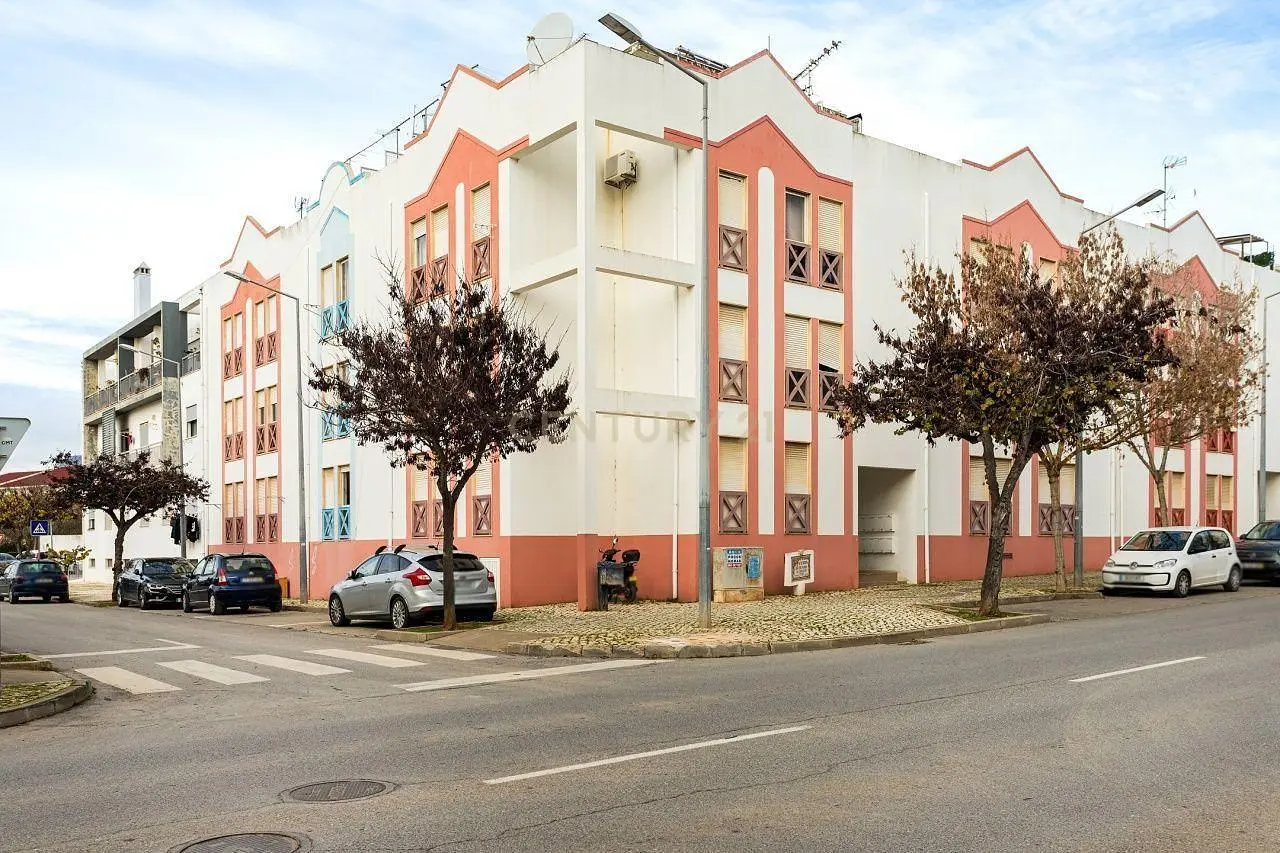 Cuisine; électroménager, parquet, lumière naturelle, style moderne