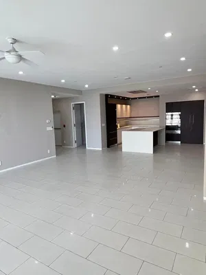 Кухиња; кухињски апарати, дрвени под, природно светло, модерни стил