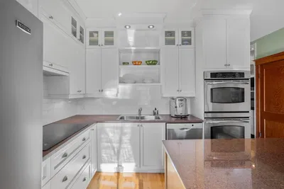 Küche; küchengeräte, holzboden, tageslicht, moderner stil