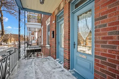 Кухиња; кухињски апарати, дрвени под, природно светло, модерни стил