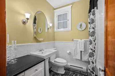 Кухиња; кухињски апарати, дрвени под, природно светло, модерни стил