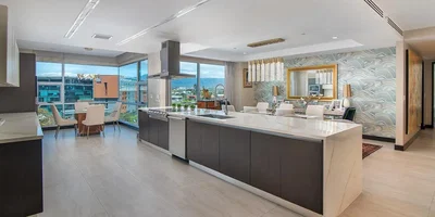 Кухиња; кухињски апарати, дрвени под, природно светло, модерни стил