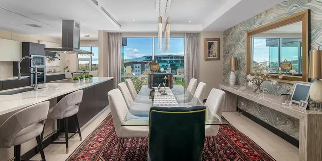 Cucina; elettrodomestici, pavimento in legno, luce naturale, stile moderno