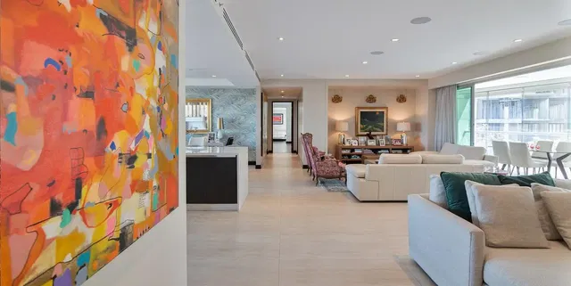 Soggiorno; pavimento in legno, luce naturale, stile moderno