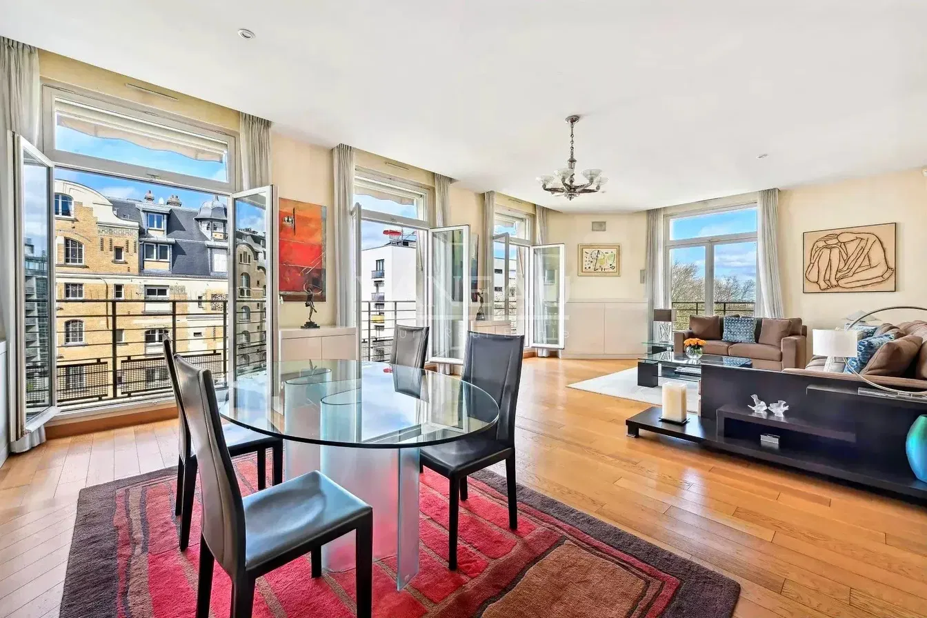 Кухня; кухненски уреди, дървен под, естествена светлина, модерен стил