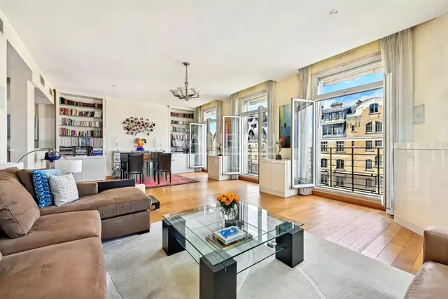 Cocina; electrodomésticos, suelo de madera, luz natural, estilo moderno