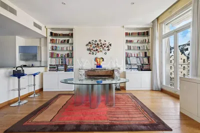 Хол; дървен под, естествена светлина, модерен стил