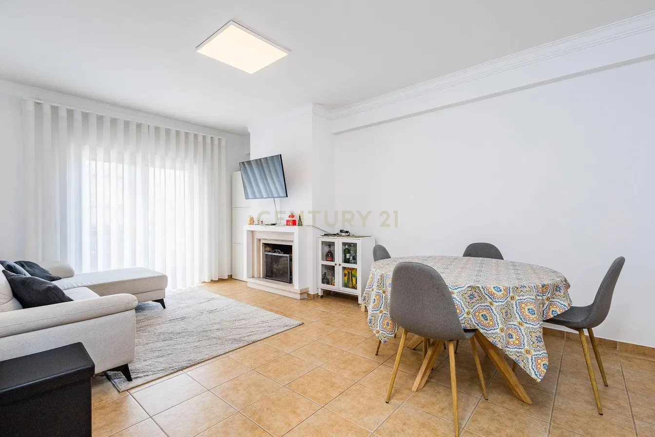 Salon; parquet, lumière naturelle, style moderne