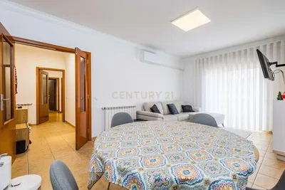 Salon; parquet, lumière naturelle, style moderne