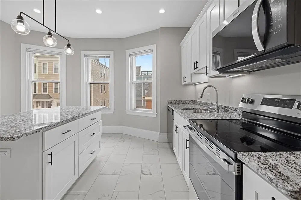 Cuisine; électroménager, parquet, lumière naturelle, style moderne