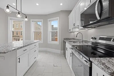 Cuisine; électroménager, parquet, lumière naturelle, style moderne