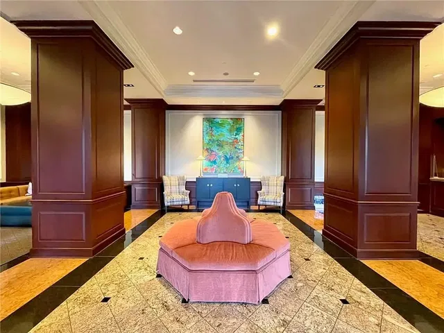 Κουζίνα; συσκευές κουζίνας, ξύλινο πάτωμα, φυσικό φως, μοντέρνο στυλ