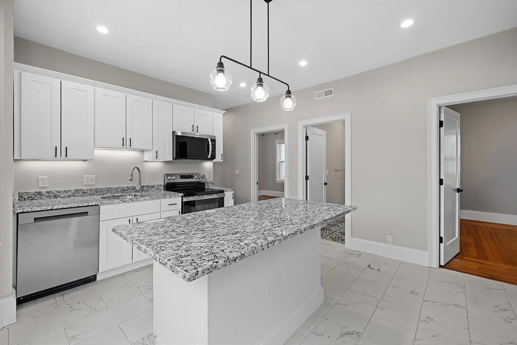 Cuisine; électroménager, parquet, lumière naturelle, style moderne