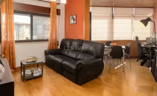 Kuhinja; kućanski aparati, pločice, prirodna svjetlost, moderan stil