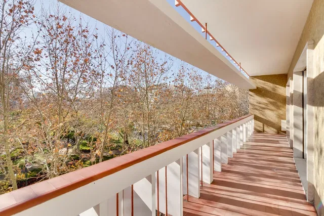 Sala de estar; chão de madeira, luz natural, estilo moderno