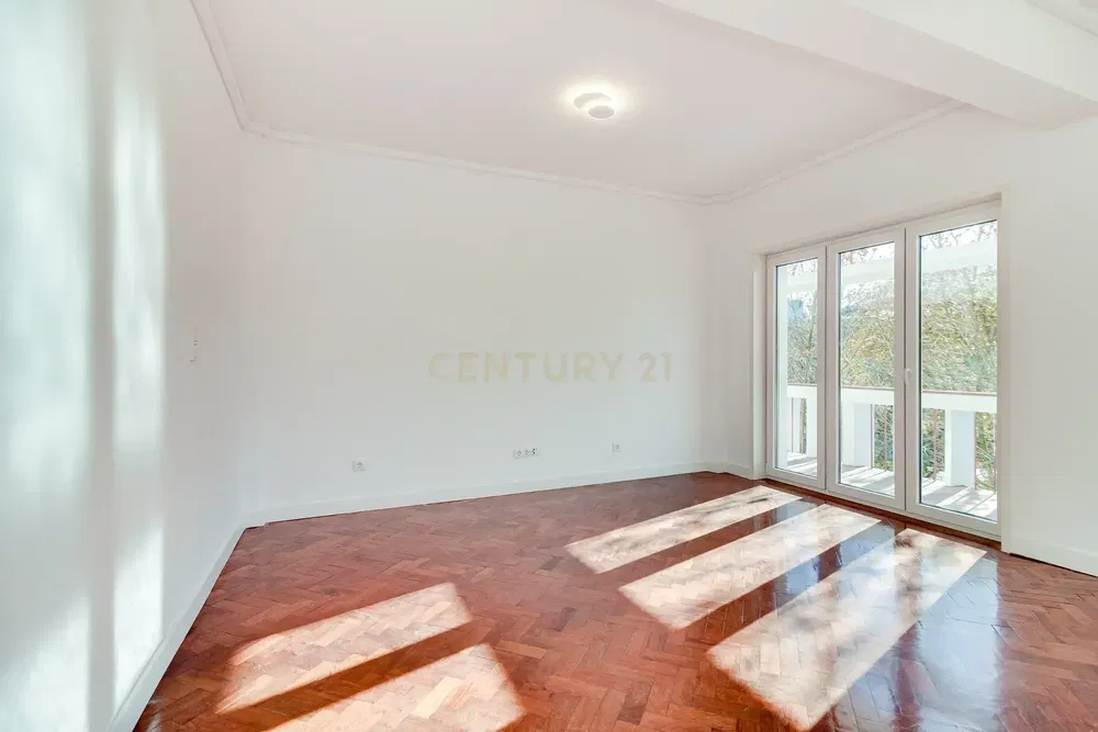 Кухиња; кухињски апарати, дрвени под, природно светло, модерни стил