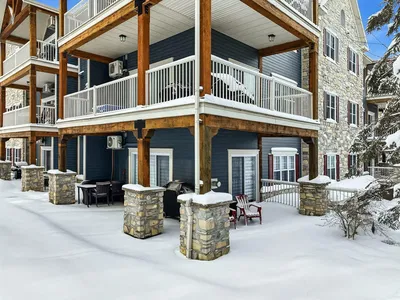 Κουζίνα; συσκευές κουζίνας, ξύλινο πάτωμα, φυσικό φως, μοντέρνο στυλ