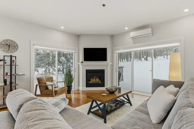 Κουζίνα; συσκευές κουζίνας, ξύλινο πάτωμα, φυσικό φως, μοντέρνο στυλ