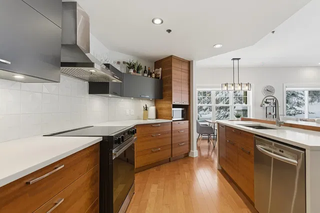 Κουζίνα; συσκευές κουζίνας, ξύλινο πάτωμα, φυσικό φως, μοντέρνο στυλ