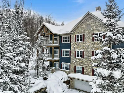 Κουζίνα; συσκευές κουζίνας, ξύλινο πάτωμα, φυσικό φως, μοντέρνο στυλ