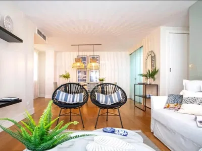 Кухиња; кухињски апарати, дрвени под, природно светло, модерни стил