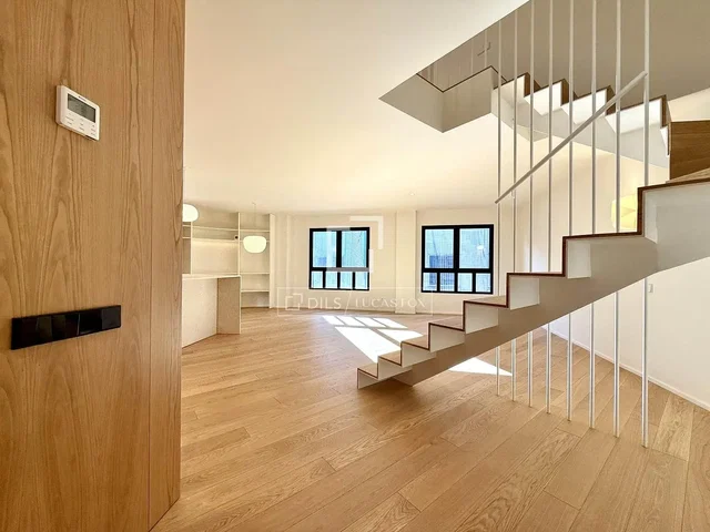 Salón; suelo de madera, luz natural, estilo moderno