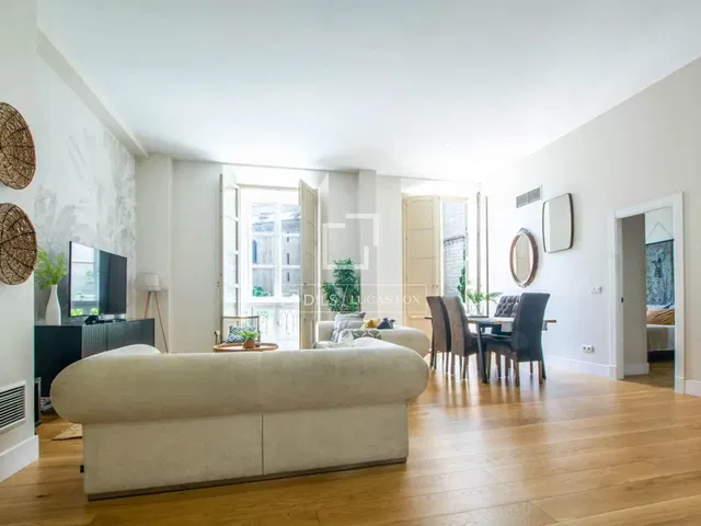 Küche; küchengeräte, holzboden, tageslicht, moderner stil