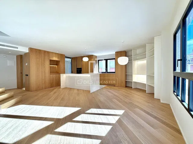 Кухиња; кухињски апарати, дрвени под, природно светло, модерни стил