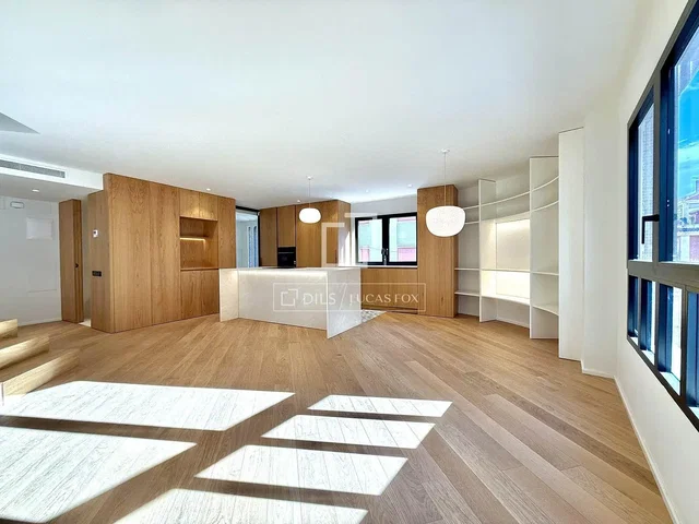 Cocina; electrodomésticos, suelo de madera, luz natural, estilo moderno