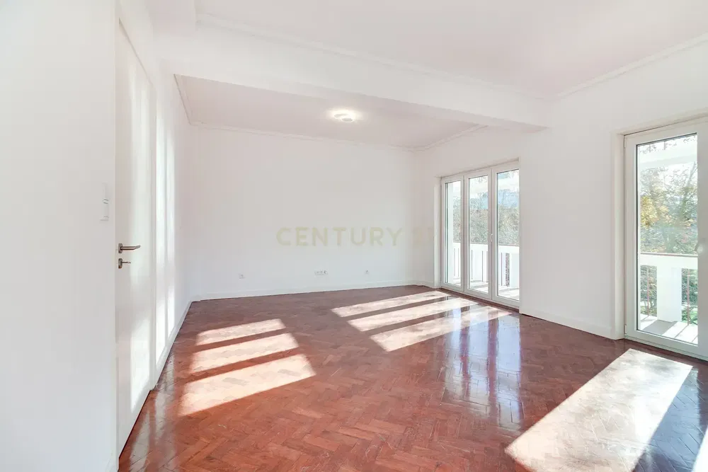 Кухиња; кухињски апарати, дрвени под, природно светло, модерни стил