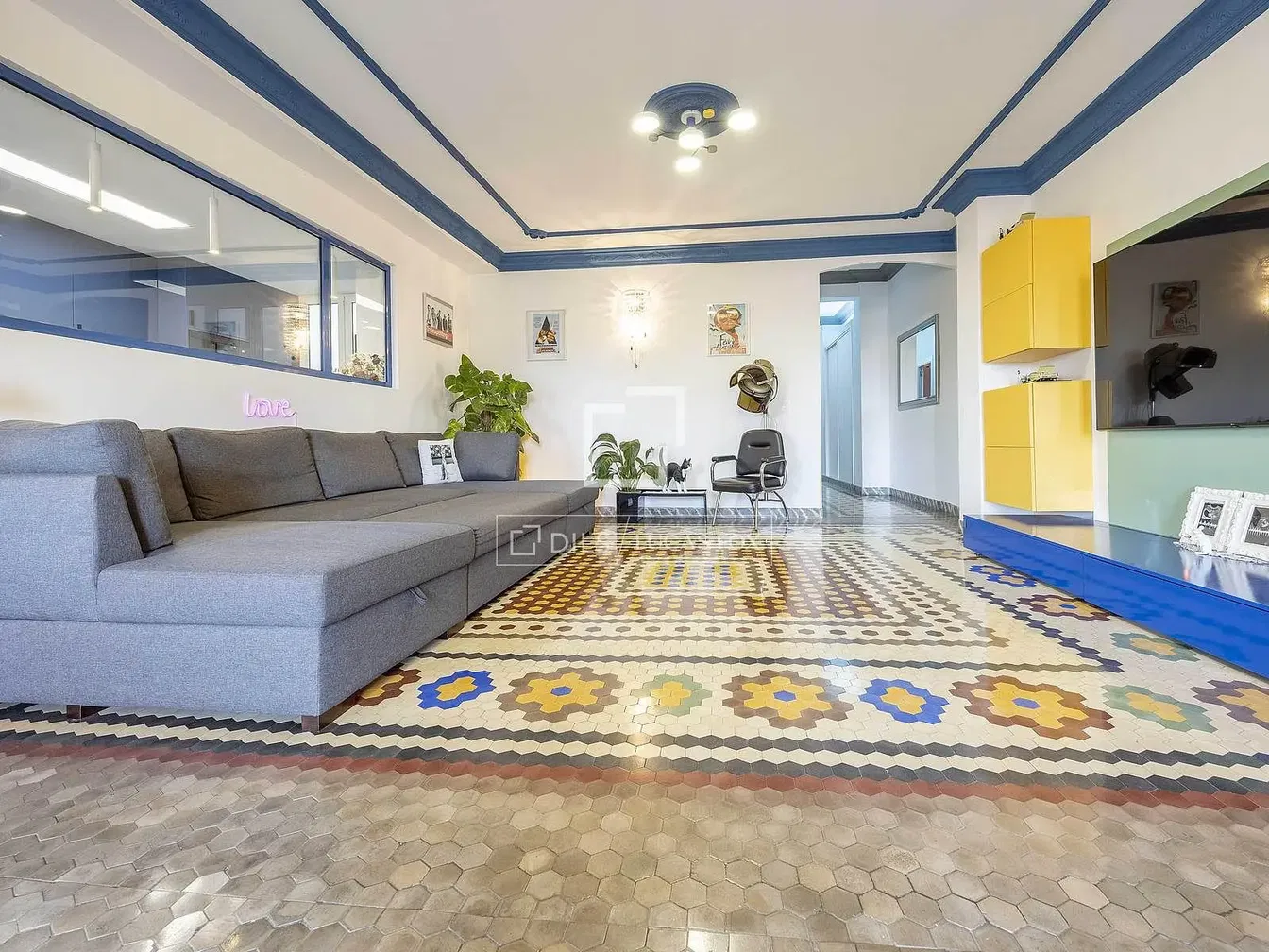 Küche; küchengeräte, holzboden, tageslicht, moderner stil