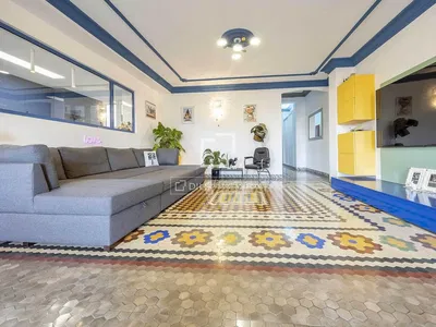 Küche; küchengeräte, holzboden, tageslicht, moderner stil