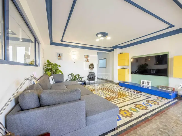 Κουζίνα; συσκευές κουζίνας, ξύλινο πάτωμα, φυσικό φως, μοντέρνο στυλ