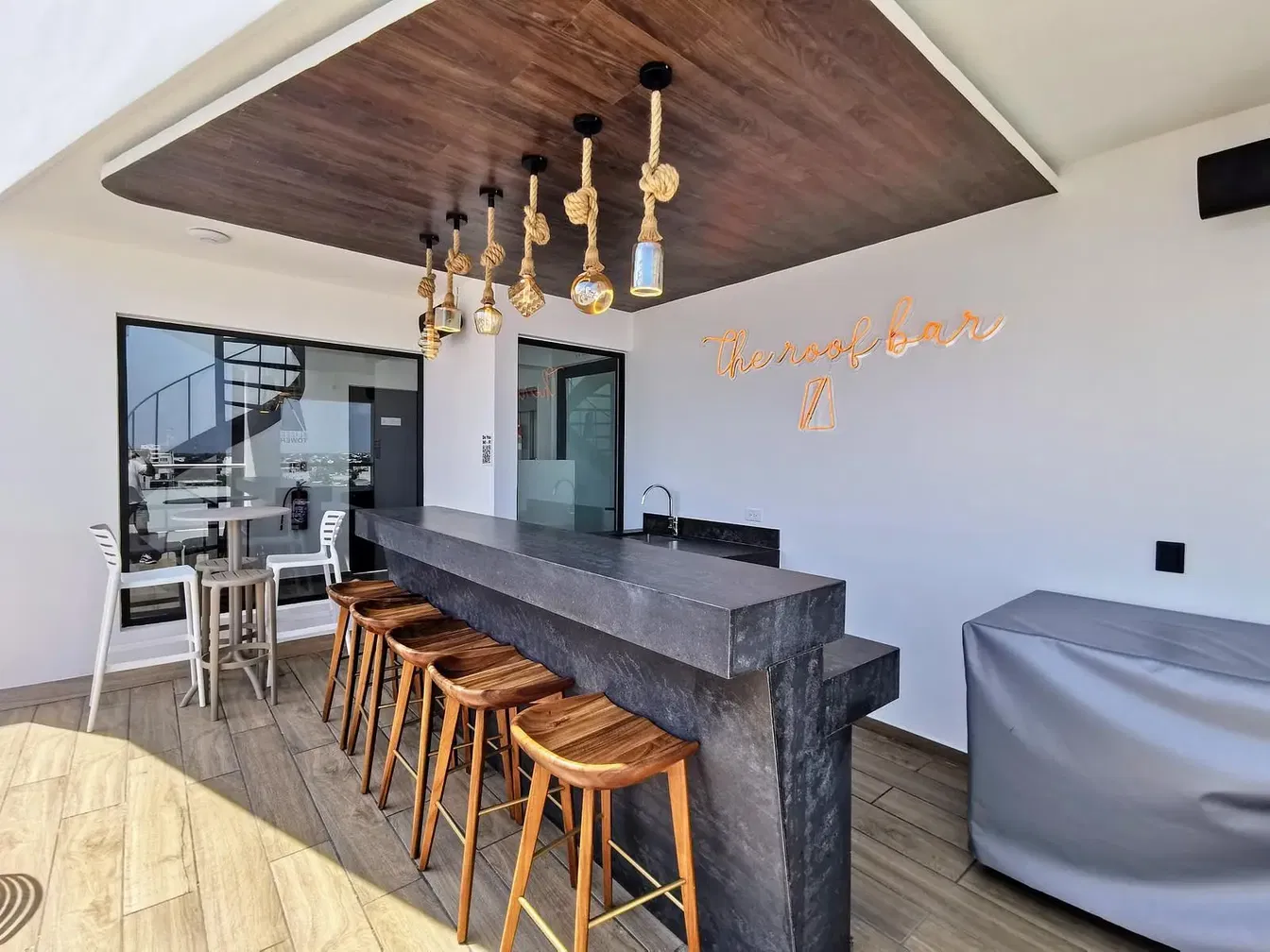 Кухиња; кухињски апарати, дрвени под, природно светло, модерни стил