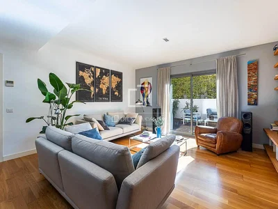 Κουζίνα; συσκευές κουζίνας, ξύλινο πάτωμα, φυσικό φως, μοντέρνο στυλ