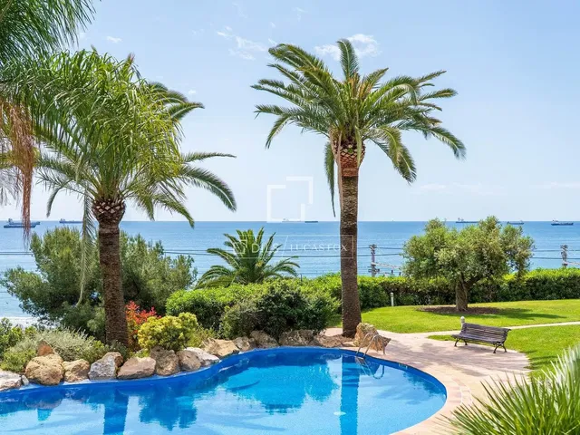 Кухиња; кухињски апарати, дрвени под, природно светло, модерни стил