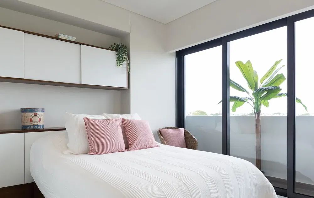 Кухня; кухненски уреди, дървен под, естествена светлина, модерен стил