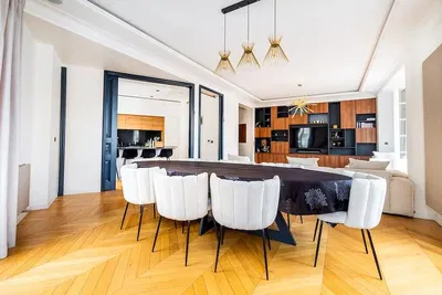 Cocina; electrodomésticos, suelo de madera, luz natural, estilo moderno