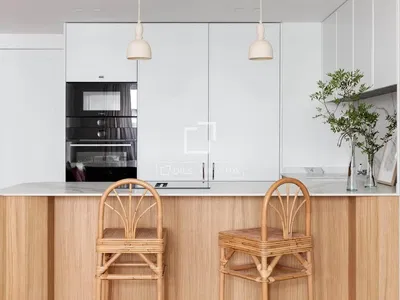 Keuken; keukenapparatuur, houten vloer, natuurlijk licht, moderne stijl