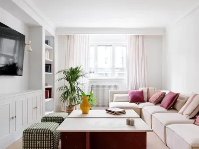 Keuken; keukenapparatuur, houten vloer, natuurlijk licht, moderne stijl