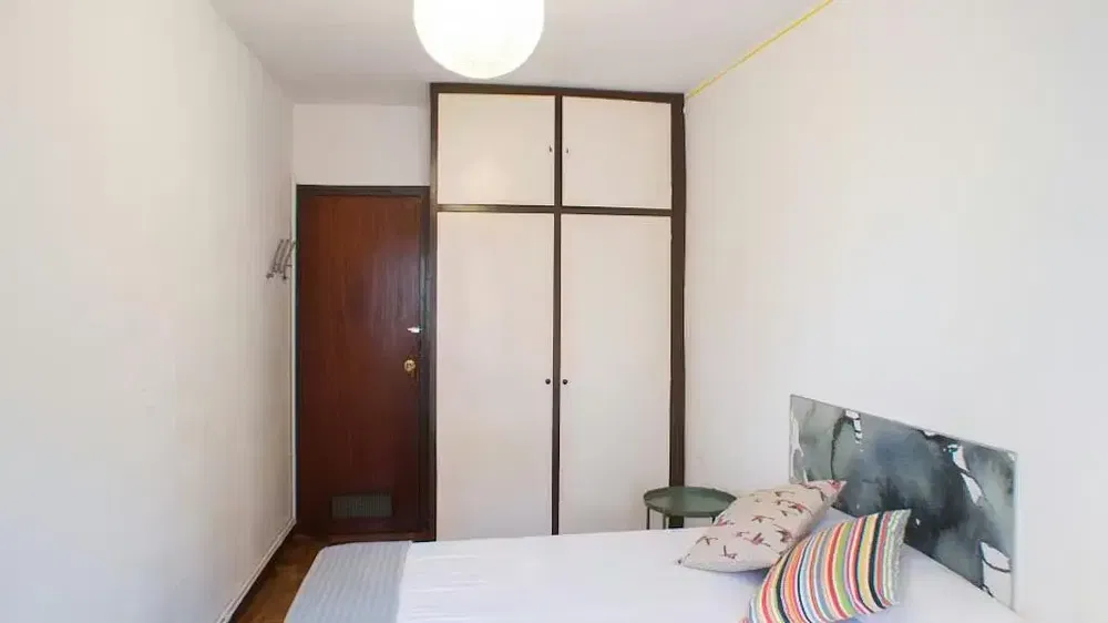 Küche; küchengeräte, holzboden, tageslicht, moderner stil