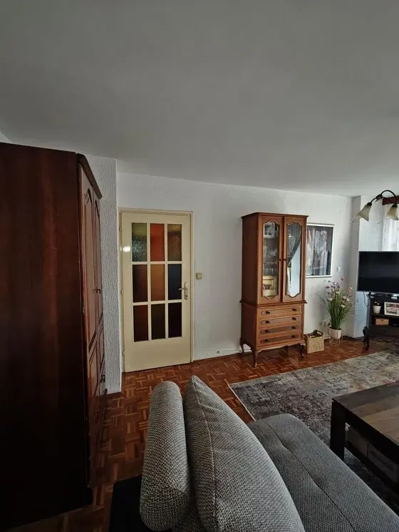 Kuhinja; kućanski aparati, drveni pod, prirodna svjetlost, moderan stil