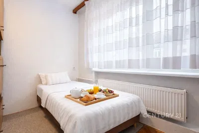 Salón; suelo de madera, luz natural, estilo moderno