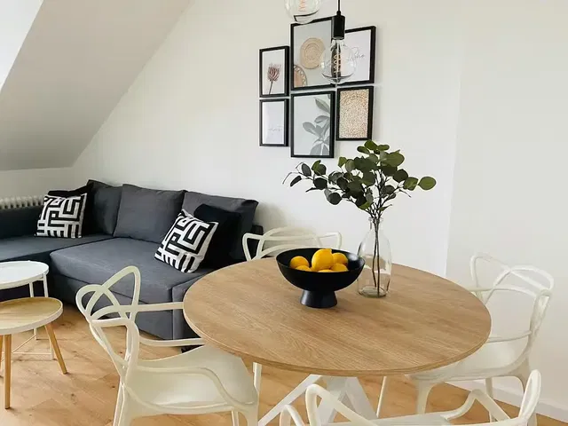 Кухня; кухненски уреди, дървен под, естествена светлина, модерен стил