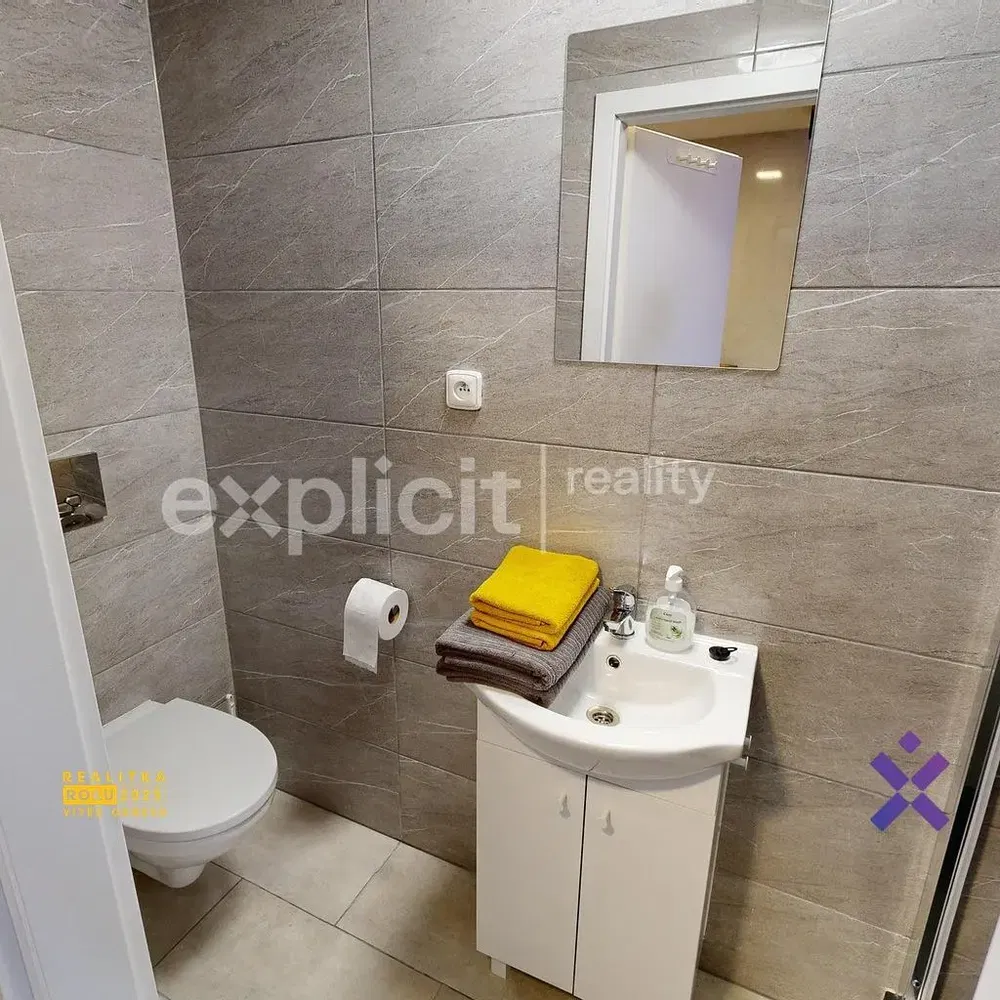 Кухня; кухненски уреди, дървен под, естествена светлина, модерен стил