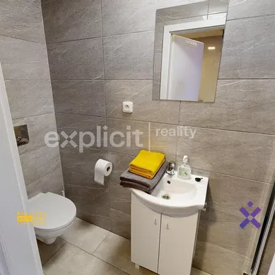 Кухня; кухненски уреди, дървен под, естествена светлина, модерен стил