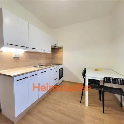 Kuchyňa; kuchynské spotrebiče, drevená podlaha, prirodzené svetlo, moderný štýl