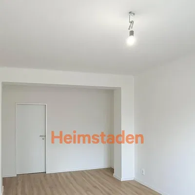 Kuchyňa; kuchynské spotrebiče, drevená podlaha, prirodzené svetlo, moderný štýl