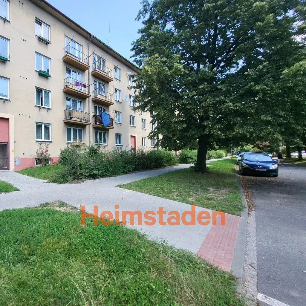 Kuchyňa; kuchynské spotrebiče, drevená podlaha, prirodzené svetlo, moderný štýl