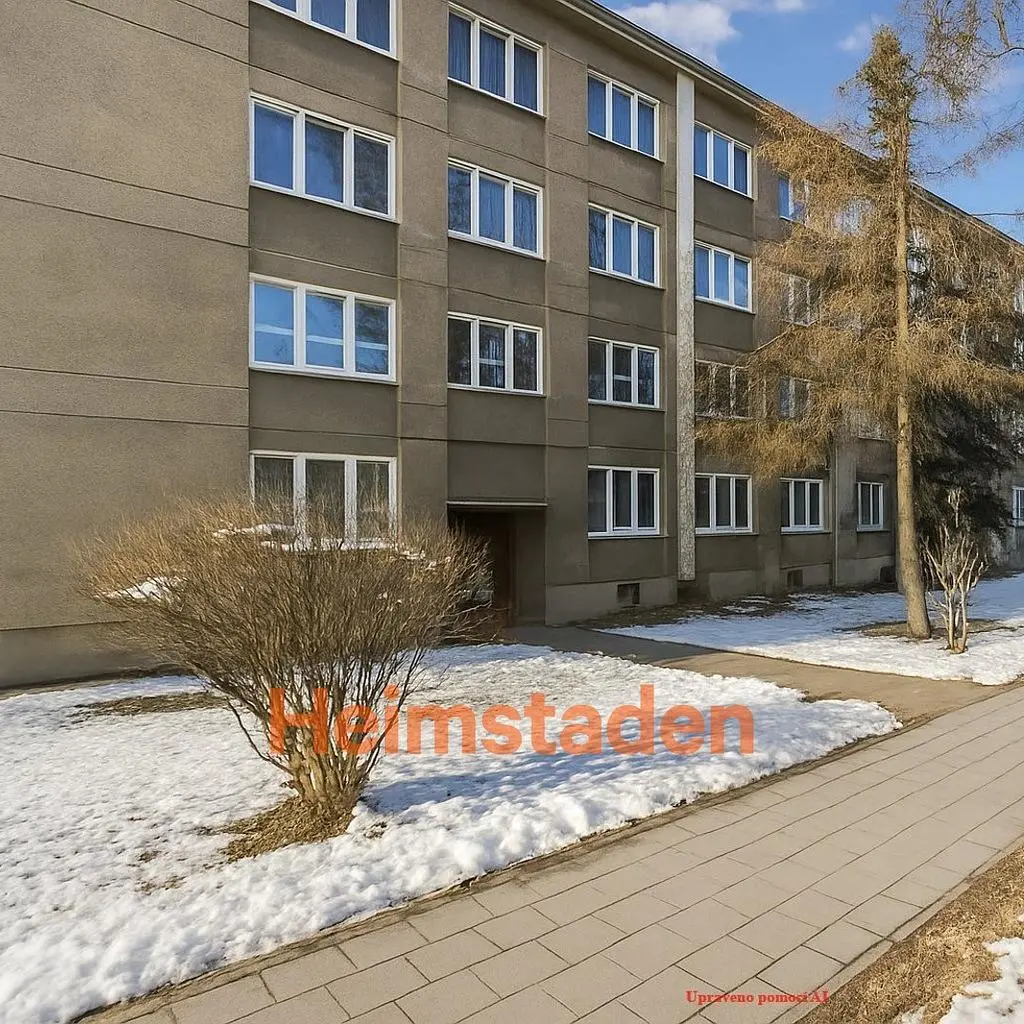 Obývačka; drevená podlaha, prirodzené svetlo, moderný štýl